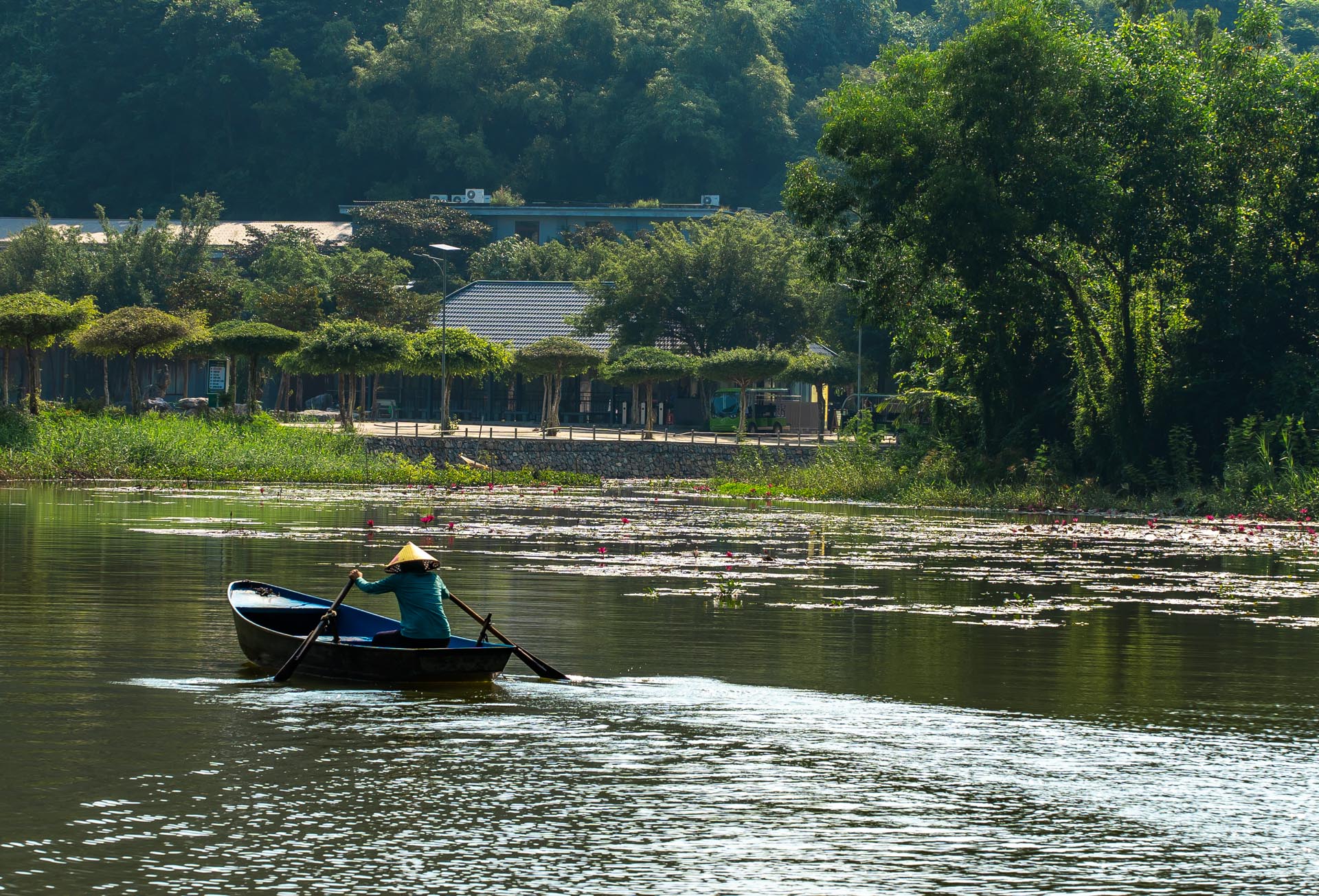 /fm/Files//Pictures/Ido Uploads/Asia/Vietnam/All/Ninh Binh - Birds Park Vietnamese Lady Women Siling River Boat - NS.jpg